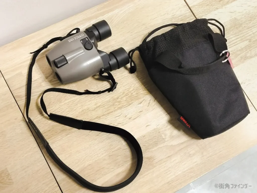 Vixen ATERA II H10×21の双眼鏡本体と付属のストラップ、専用ポーチ