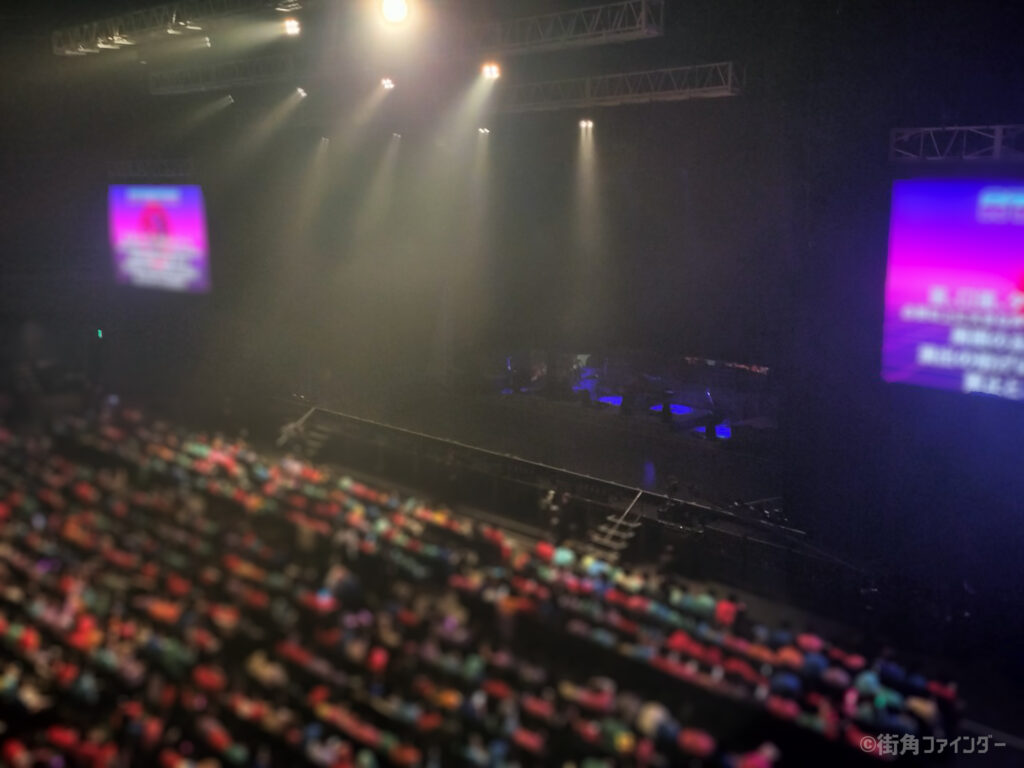 ★東京ガーデンシアター_4F バルコニー2 2Hブロック 2R4扉 1列目_双眼鏡14倍_肉眼見え方