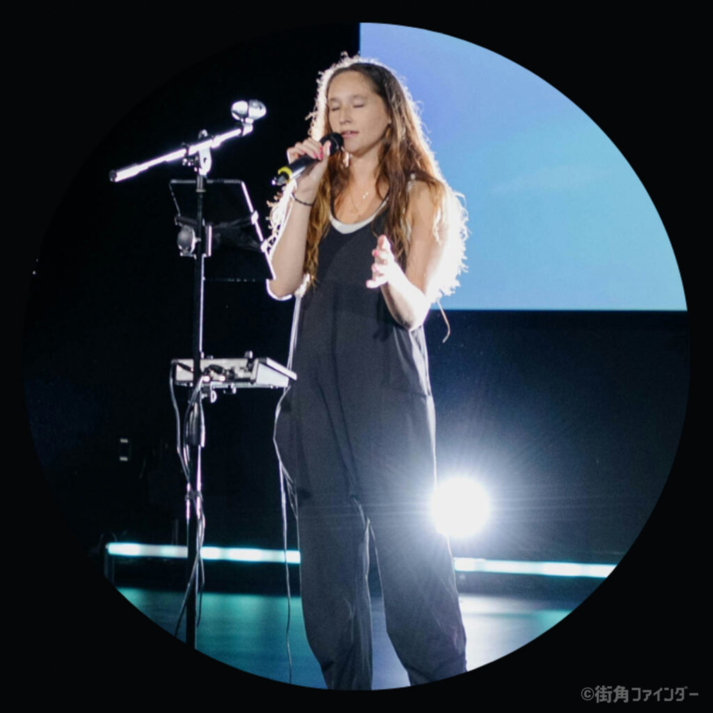 ★東京ガーデンシアター_4F バルコニー2 2Hブロック 2R4扉 1列目_双眼鏡14倍イメージ